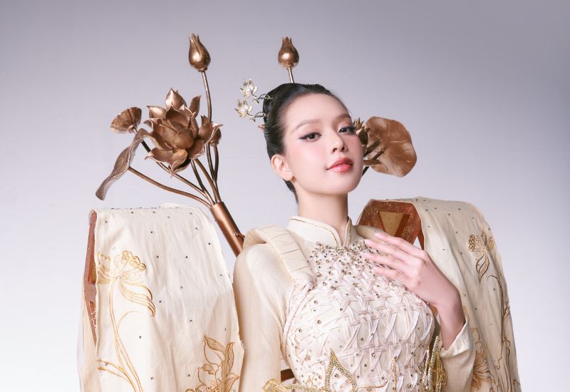 Hoa hậu Thanh Thuỷ trình diễn “Lụa Nàng Sen” trên sân khấu Miss ...